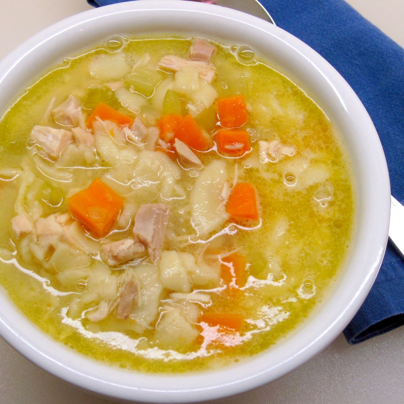 Суп из куры рецепты приготовления. Куриный суп. Суп лапша. Куриный суп с лапшой. Суп с окорочком.